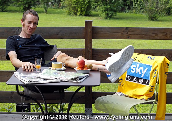 Team SKY PROCYCLING - Страница 5 2012_tour_de_france_rest_day1_bradley_wiggins_team_sky1a