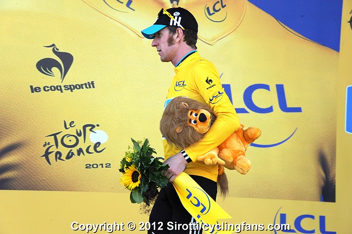 Team SKY PROCYCLING - Страница 4 2012_tour_de_france_stage8_bradley_wiggins_sky_podium_lion1a