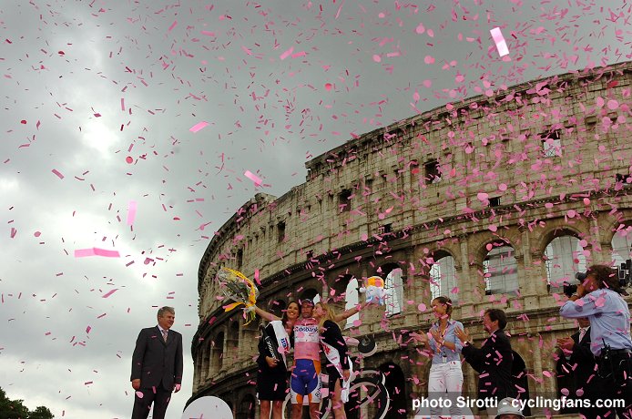 http://www.cyclingfans.net/images/2009_giro_d_italia_denis_menchov_rabobank_final_victory_podium_rome_colosseum.jpg