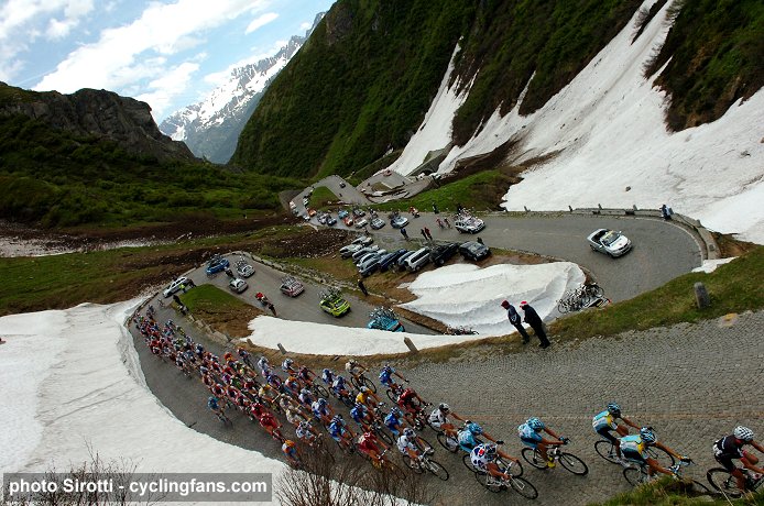 2009_tour_de_suisse_stage4_peloton_passo_del_san_gottardo_gotthard_pass.jpg
