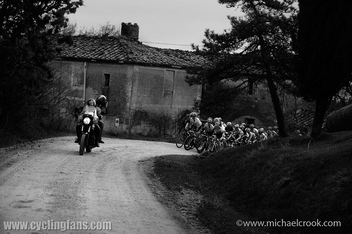 The peloton during the 2011 edition of Montepaschi Strade Bianche
