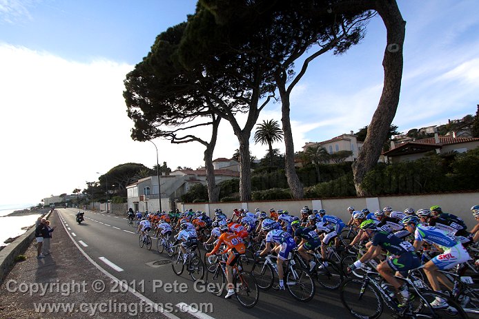 Photo: The peloton rides along the Mediterranean in pursuit of a breakaway.