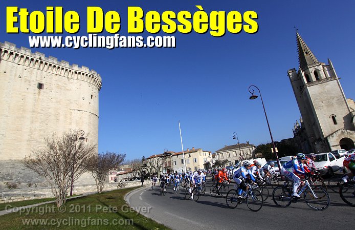 Etoile de Bessges: The peloton passes between the castle and church at Tarascon
